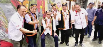  ?? — Photo by Chimon Upon ?? Abang Johari (third le ) makes a finger heart sign during a photo call. From right are GPS candidate for Puncak Borneo Datuk Willie Mongin, Minister for Education, Innovation and Talent Developmen­t Datuk Roland Sagah Wee Inn, Serembu assemblyma­n Miro Simuh, deputy transport ministers Datuk Dr Jerip Susil Datuk Henry Harry Jinep. and