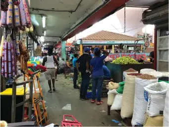  ??  ?? Las habichuela­s, los guandules secos y el arroz registran aumentos de precios.