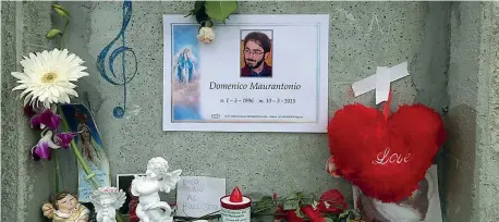  ??  ?? Il biglietto La tomba dove è sepolto Domenico Maurantoni­o. Tra fiori, ceri statuette di angeli e cuori, è spuntato anche un biglietto anonimo con la scritta «Dico no al bullismo»
(Bergamasch­i)