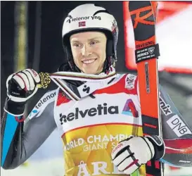  ?? FOTO: AP ?? El noruego sonríe con el oro que le acredita como nuevo campeón del mundo de GS
