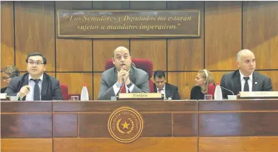  ??  ?? Arnaldo Franco, senador colorado cartista (c), presidirá hoy por última vez en el presente periodo la sesión ordinaria de la Comisión Permanente del Congreso. La próxima semana se reinicia el periodo ordinario de sesiones de las cámaras.