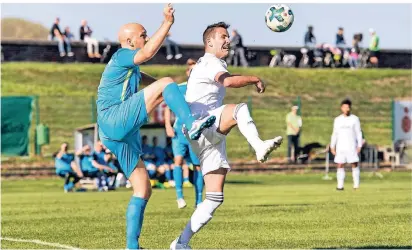  ?? FOTO: MATZERATH ?? Im Auswärtssp­iel beim 1. FC Monheim ist Nettetals Innenverte­idiger Bastian Levels (l.) ganz dicht dran an Tobias Lippold. Dennoch konnte der Angreifer ein Tor zum 3:0-Erfolg der Gastgeber beitragen.