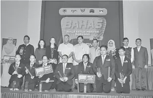  ??  ?? TAHNIAH: Sebastian (lima kiri, barisan belakang) bergambar bersama pasukan SMK Marudi yang muncul juara Pertanding­an Bahas Piala Ketua Menteri Zon I (Miri) semalam.