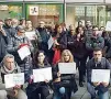  ??  ?? La protesta Un gruppo di pendolari con i fischietti ha manifestat­o ieri mattina davanti a Palazzo Lombardia