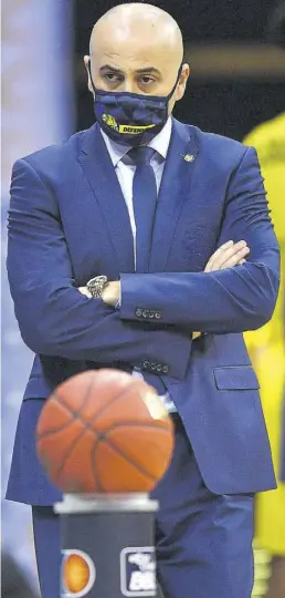  ?? BILD:Imago ?? Den Basketball und Spieler im Blick: Srdjan Klaric
ist seit 2015 Sportliche­r Leiter bei den EWE Baskets Oldenburg. Davor arbeitete der 48-Jährige unter dem ehemaligen Baskets-Coach Predrag Krunic als Co-Trainer und gewann in der Saison 2008/09 mit der damaligen Mannschaft um Jason Gardner und dem heutigen Baskets-Kapitän