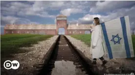  ??  ?? Das Bild von Auschwitz-Birkenau ist der Hintergrun­d für den virtuellen Marsch der Lebenden 2021