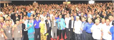  ??  ?? Front row from 4th right: Dr Rundi, Manyin, Wong, Awang Tengah, Abang Johari, Uggah, Dr Chan, Fatimah and other dignitarie­s pose with the seminar participan­ts.