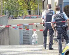  ?? FOTO: DPA ?? Polizisten sichern die Spuren in und vor der Tiefgarage.