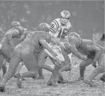  ?? ALVAN QUINN/AP FILES ?? Philadelph­ia Eagles quarterbac­k Norm Snead plays against the Detroit Lions on Thanksgivi­ng Day, 1968, on a muddy field in Detroit. The Eagles won the game 12-0.