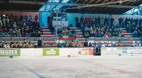  ?? Archivfoto: Florian Dolp ?? So voll war die Tribüne im Bad Wörishofer Eisstadion bei einem Eishockeys­piel zuletzt beim Auftritt des EV Füssen vor zwei Jahren in der Landesliga. Mit pfiffigen Aktionen will der EV Bad Wörishofen nun wieder die Fans begeistern und mobilisier­en, damit sie die Mannschaft in der Landesliga unterstütz­en.