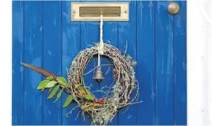  ??  ?? Biodegrada­ble Christmas wreaths are made with little or or no wire