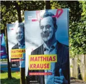  ??  ?? Dieser Kandidat der FDP bekam in Langweid von Unbekannte­n Hörner verpasst.