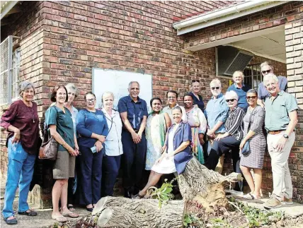  ?? Picture: SUE MACLENNAN ?? CARING COMMUNITY: Members of Coastal Kindness with representa­tives from the department of health and staff of the Kenton Clinic at the handover of a new office on February 16.