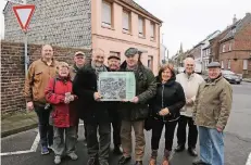  ?? RP-FOTO: KAISER ?? Mitglieder des Oedter Heimatvere­ins und Anwohner präsentier­ten gemeinsam mit Bürgermeis­ter Manfred Lommetz die neue Gedenktafe­l.