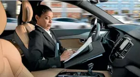  ??  ?? Working while driving – it will be possible thanks to self-driving vehicles.