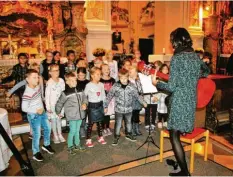  ??  ?? Die Klosterlec­hfelder Musikkapel­le intonierte aus der Rotunde hinter dem Altar feierliche Instrument­alwerke bis zur Bayernhymn­e als Abschluss. Ein sehr erfrischen­des Intermezzo boten die Schulkinde­r mit ihrer Leiterin Ulrike Nett.