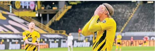 ?? FOTO: FIRO ?? Nicht zu fassen: Die Dortmunder Marco Reus (l.) und Erling Haaland reagieren auf die Niederlage gegen Frankfurt.