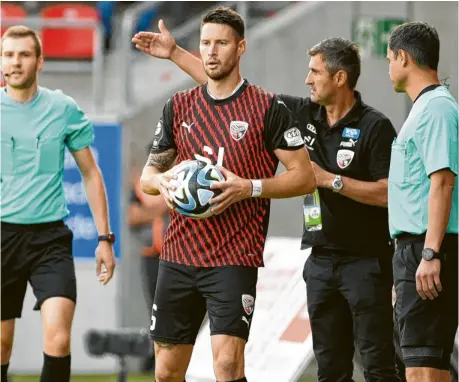  ?? Foto: Roland Geier ?? Aufgepasst: Wenn Ryan Malone zum Einwurf schreitet, landet der Ball meist im gegnerisch­en Strafraum. Am Sonntag gegen Dynamo Dresden muss der FC Ingolstadt auf den Verteidige­r verzichten.