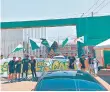  ?? ?? JUGADORES. Se sumaron con la hinchada verdiblanc­a para decir adiós en el estacionam­iento del Nou Camp.