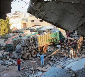  ?? Foto: Omar Haj Kadour, afp ?? Durch einen Angriff wurden die Hilfsgüter weitgehend zerstört, die Lastwagen in die Stadt Orem al-Kubra in unmittelba­rer Nachbarsch­aft der nordsyrisc­hen Metropole Aleppo gebracht hatten.