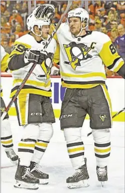  ?? USA TODAY SPORTS ?? Sidney Crosby (r.) celebrates goal with Jake Guentzel as Penguins take 2-1 series lead over Flyers.