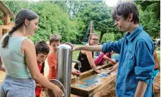  ?? Foto: Bärbel Schoen ?? So machen Ferien Spaß: Das Team im Wertinger Jugendhaus betreut Buben und Mäd chen, deren Eltern arbeiten müssen.