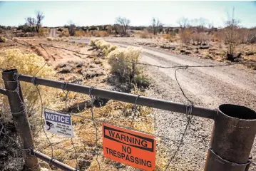  ?? GABRIELA CAMPOS/THE NEW MEXICAN ?? A dirt and gravel roadway that only emergency responders are allowed to use connects the two sides of Richards Avenue.