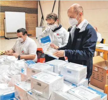  ?? FOTO: LANDRATSAM­T LINDAU ?? Landrat Elmar Stegmann dankt den BRK-Helfern und Mitarbeite­rn des Landratsam­ts, die FFP2-Masken für bedürftige Menschen verpackt und verschickt haben.