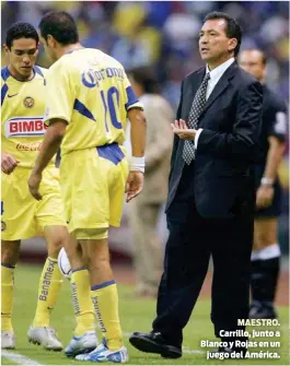  ??  ?? MAESTRO. Carrillo, junto a Blanco y Rojas en un
juego del América.