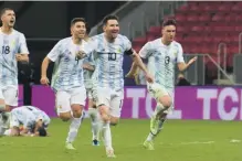  ??  ?? Lionel Messi (10) corre con sus compañeros para celebrar la victoria de Argentina.