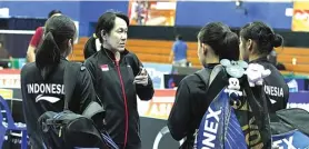  ?? PP PBSI ?? HARAPAN: Pelatih kepala tunggal putri Minarti Timur memberi arahan kepada para pemain dalam latihan di Pelatnas Cipayung kemarin.