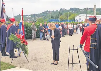  ??  ?? Vijence su položili i svijeće zapalili zamjenica gradonačel­nika Marija Hršak, predstavni­ci i članovi braniteljs­kih udruga, obitelji poginulih, članovi Vatrogasne zajednice Svete Nedelje i građani