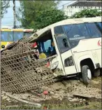  ?? M. ZUBAIDILLA­H/JAWA POS RADAR BROMO ?? NYUNGSEP: Bus Kalisari berhenti setelah menabrak rumah di daerah Pasuruan kemarin.