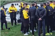  ?? Foto: dpa ?? Dortmunder Spieler stehen um Trainer Thomas Tuchel (Mitte) herum und besprechen die Lage nach der Explosion am Teambus.