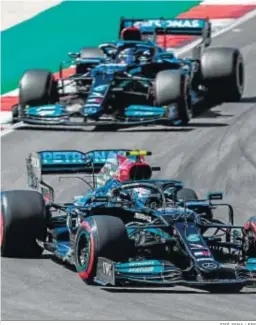  ?? JOSÉ SENA / EFE ?? Valtteri Bottas, por delante de Lewis Hamilton en el circuito de Portimao.