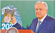  ?? El Universal. ?? AMLO presume su libro en una mañanera, en 2021./