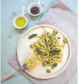  ?? FOTO: EVA-MARIA HOFFLEIT & PHILIPP LAWITSCHKA/DPA ?? Ein Rezept von Foodblogge­rin EvaMaria Hoffleit: Eine leichte Pasta mit grünem Spargel, Gewürzen und Parmesan.