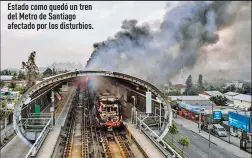  ??  ?? Estado como quedó un tren del Metro de Santiago afectado por los disturbios.