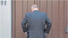  ?? FOTO: DPA ?? Vor verschloss­enen Türen: Walter Kohl, Sohn des verstorben­en Altkanzler­s, vor dem Haus von Helmut Kohl.