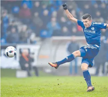  ?? FOTO: FELIX KÄSTLE ?? Durch ein Traumtor von Jascha Fiesel wirft der FV Ravensburg den SSV Ulm aus dem Pokal.