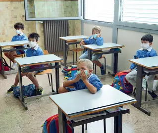  ??  ?? In classe Alunni dell’istituto Lonardi di Verona ieri per il primo giorno di scuola (foto Sartori)