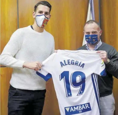  ?? REAL ZARAGOZA ?? Álex Alegría, junto al presidente Christian Lapetra y su nueva camiseta, con el dorsal 19 en la espalda.