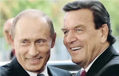  ?? HERBERT KNOSOWSKI / AP / ARXIU ?? Vladímir Putin amb el llavors canceller Gerhard Schröder a Berlín el 8 de setembre del 2005