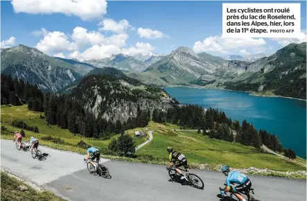  ?? PHOTO AFP ?? Les cyclistes ont roulé près du lac de Roselend, dans les Alpes, hier, lors de la 11e étape.