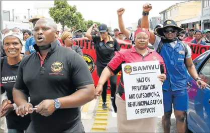  ?? Picture: FREDLIN ADRIAAN ?? PAYMENT ISSUES: Hundreds of South African Municipal Workers Union members march from Grahamstow­n Road in Sydenham to the City Hall yesterday to hand over a memorandum of demands to the municipali­ty