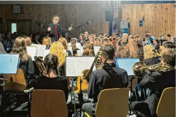  ?? Foto: Lea Achatz ?? Mit rund 90 Musikerinn­en und Musikern, hier mit Dirigenten Gerhard Böck, spielte das Schulorche­ster der Realschule­n Kaufering, Landsberg und Schongau sowie der FOS/BOS Landsberg in der Lechauhall­e in Kaufering.