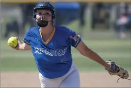  ?? PHOTO BY JOHN MCCOY ?? La Mirada's Aleyna Urbina pitches against Whittier Christian in the first round of the playoffs.