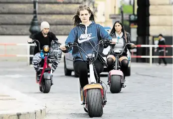  ?? Foto: Yan Renelt, MAFRA ?? Nové lákadlo pro turisty Po zákazu vozítek segway v širším centru Prahy přešly nově půjčovny na elektrické koloběžky, takzvané e-scootery. I na ně však nyní čeká omezení.