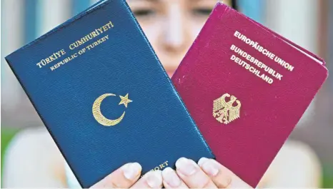  ?? FOTO: DPA ?? Von den türkischst­ämmigen Menschen hat etwa jeder fünfte eine doppelte Staatsbürg­erschaft.