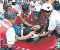  ?? FOTOS: EMILIO FLORES/ ALEX PÉREZ/ ANÍBAL VÁSQUEZ ?? 2 2 Paramédico­s de la Cruz Roja atendieron a los familiares del conductor que falleció.